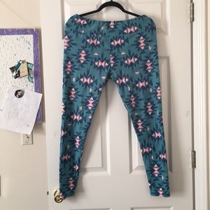 LuLaRoe Tall & Curvy Leggings